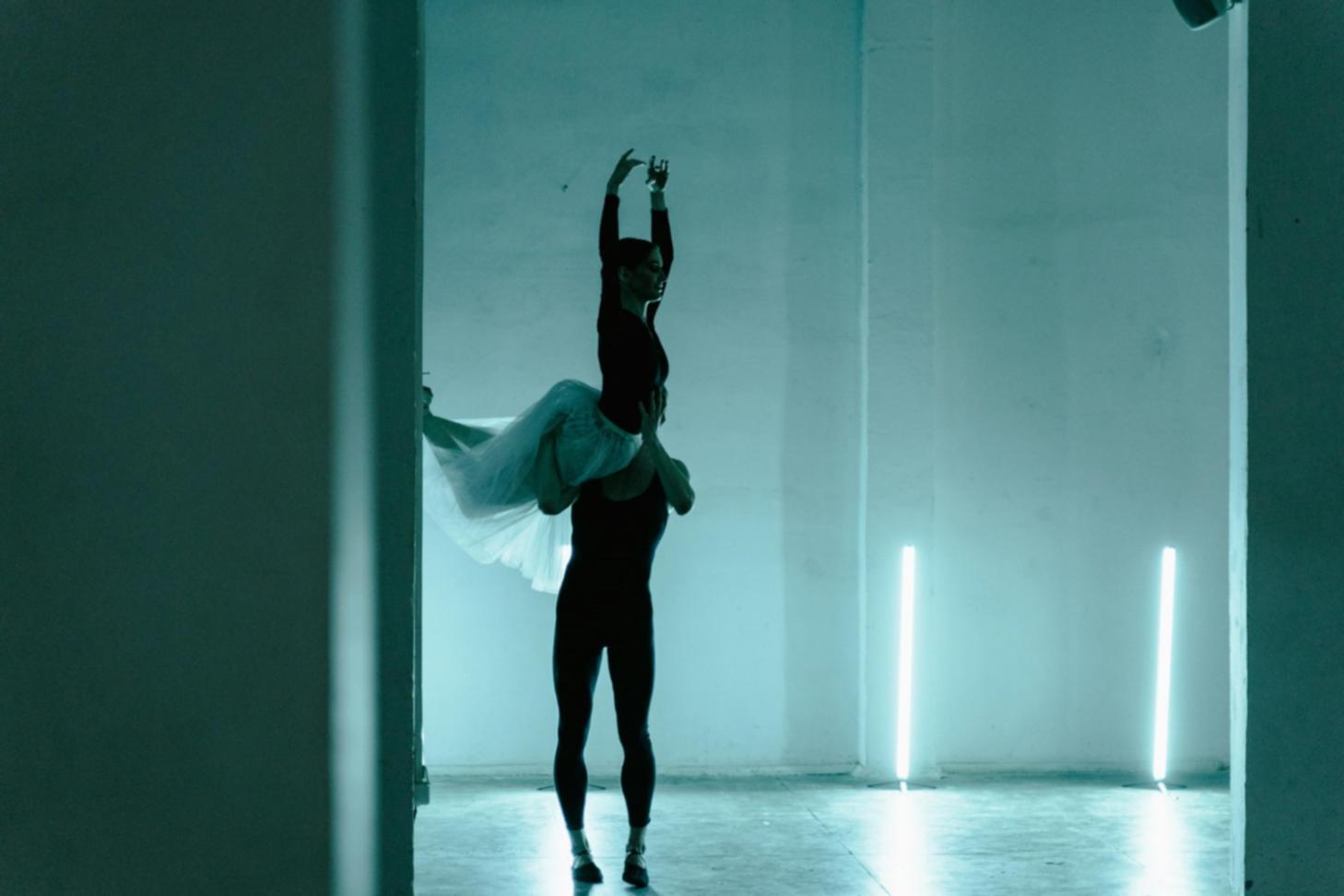 Atelier d'écriture dramatique avec étudiants travaillant sur leurs textes