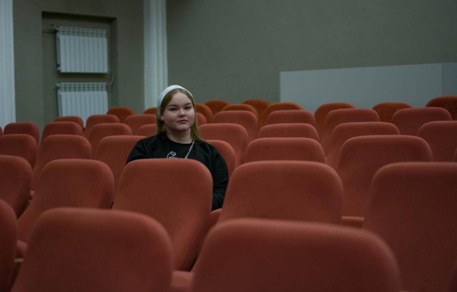 Rencontre professionnelle dans un théâtre contemporain