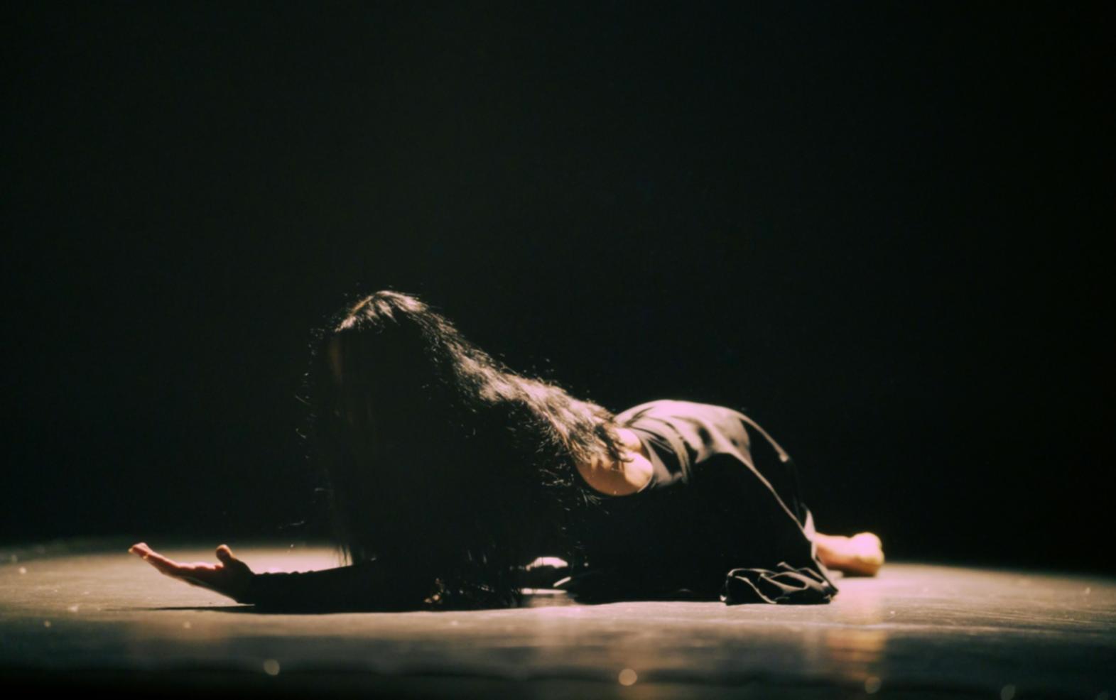 Espace de répétition théâtrale avec éclairages professionnels